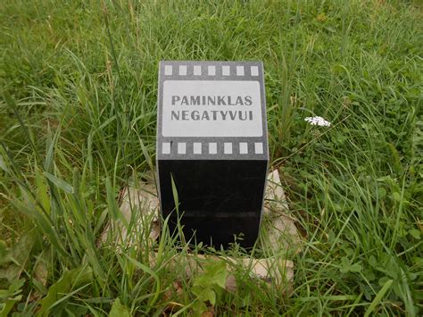 Jaunimas apsuptas meno kūrinių
