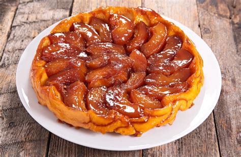 Tarte Tatin pyragas kepimo formoje su tešla