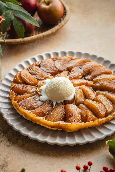 Šviežiai apverstas Tarte Tatin pyragas su karamelizuotais obuoliais