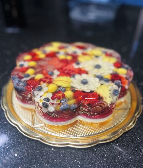 baigtas 3D želė tortas su gėlių raštais