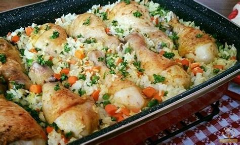 Vištienos blauzdelės su ryžiais ir daržovėmis kepimo skardoje