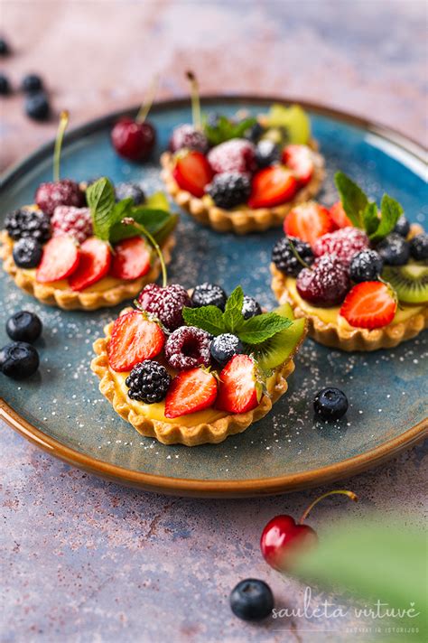 Šimtalapis papuoštas uogomis ir mėtų lapeliais