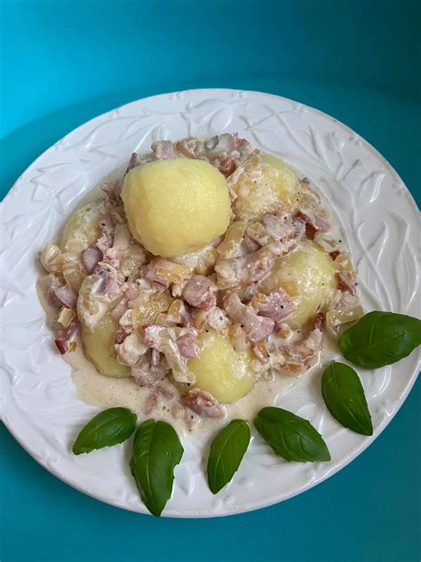 Iškepęs bulvių plokštainis su šonine ir spirgučių padažu