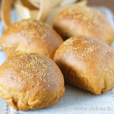 Tamsios duonos kepalas su miežiniu salyklu