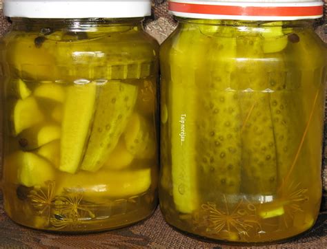 Agurkai su ciberžole ir medumi stiklainiuose