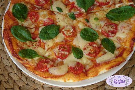 Vegetariška pica su špinatais ir alyvuogėmis