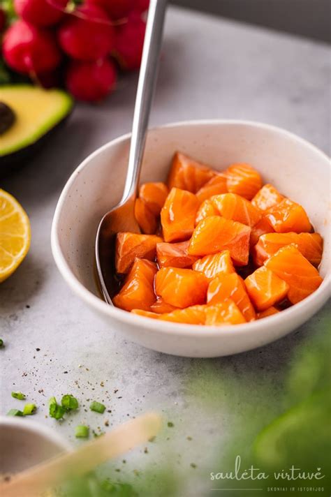 Įvairių marinatų ingredientai lašišai