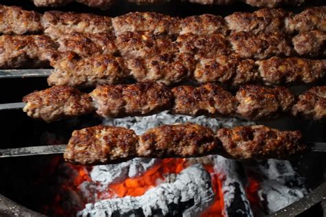 Tradicinis liulia kebabas ant iešmų