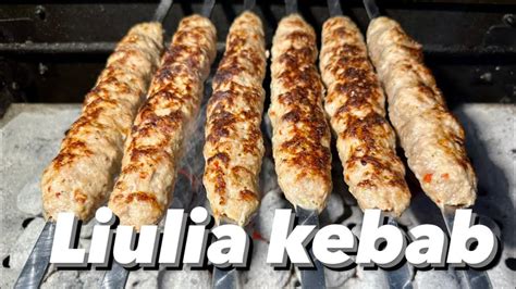 Liulia kebabai kepantys ant grilio