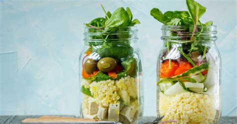 stiklainyje sluoksniuoti pyrago ingredientai