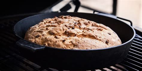 Duonos kepimas ketaus puode Big Green Egg kepsninėje