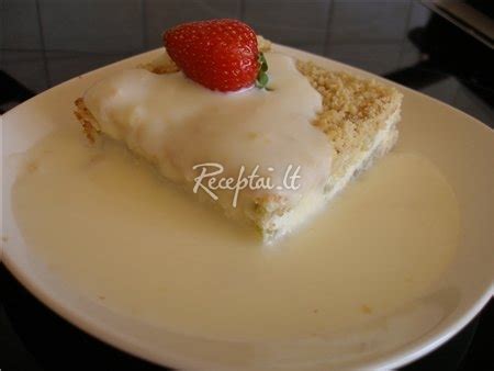 Vanilinis padažas (crème anglaise) patiekiamas prie pyrago