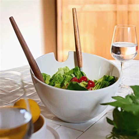 spalvingas salotų dubuo su įvairiais ingredientais