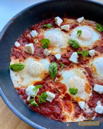 Kiaušiniai su pomidorais ir feta keptuvėje