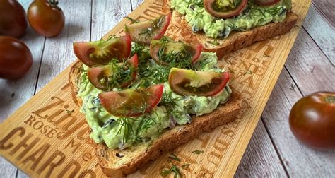 Išvirtas kiaušinis ir avokado užtepėlė ant duonos