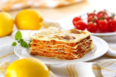 klasikinė lazanija su vištiena lėkštėje