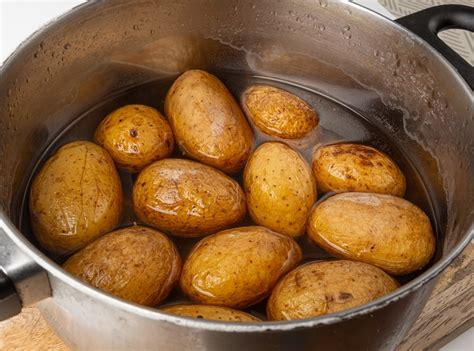 Greitas bulvių virimas puode su sviestu