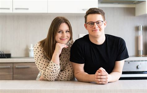 Kulinarijos kursų lankytojai gaminantys picą studijoje