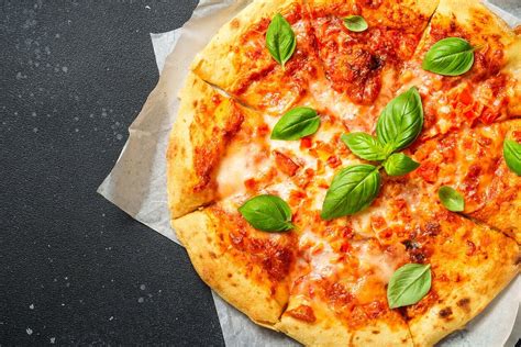 Šviežiai paruošta itališka pica krosnyje