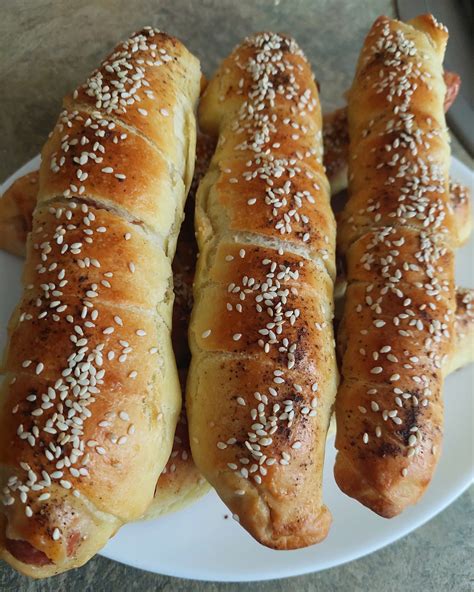 Bandelės su dešrelėmis prie padažų