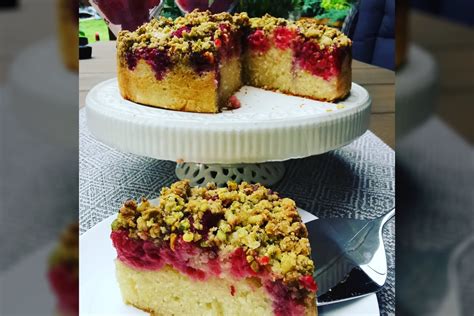 Rausvas migdolų ir aviečių pyragas