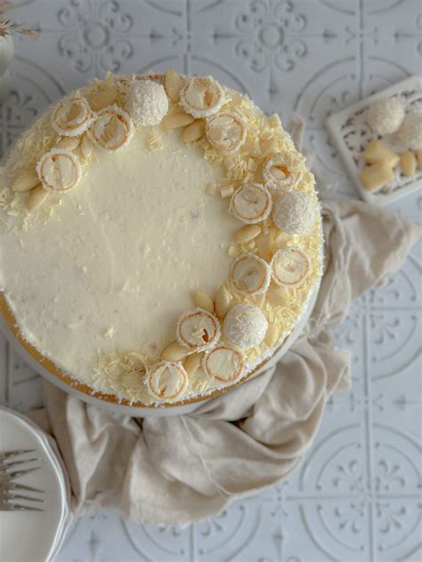 „Raffaello“ tortas lėkštėje