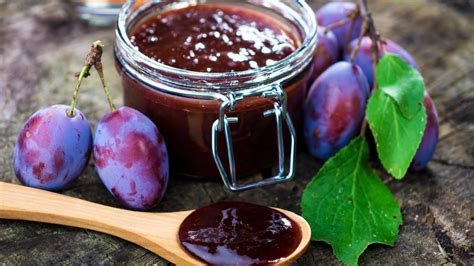 Slyvų uogienė patiekiama su mėsos patiekalu