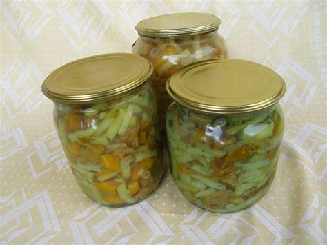 Įvairios konservuotų daržovių mišrainės