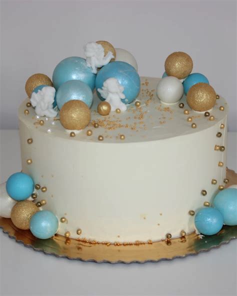 Tortas, papuoštas karoliukų juosta