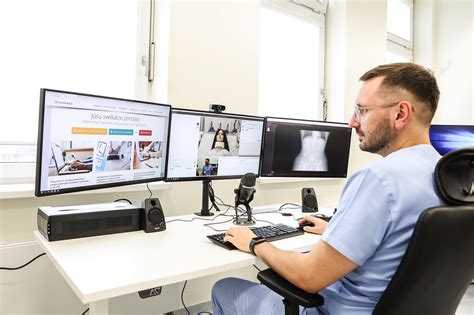 Gydytojas konsultuoja pacientą per atstumą, naudojant telemedicinos platformą