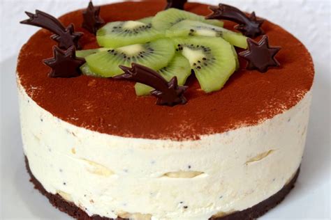 Varškės tortas su kiviais ir bananais