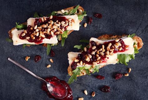 Brie sūrio sumuštiniai su įvairiais priedais