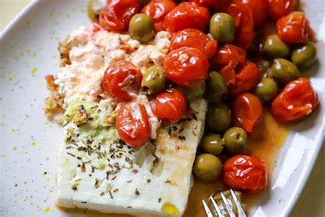 Kepta feta su vyšniniais pomidorais ir alyvuogėmis