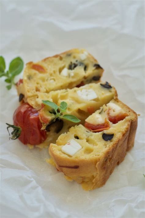 Pikantiškas kekso pyragas su feta, pomidorais ir alyvuogėmis