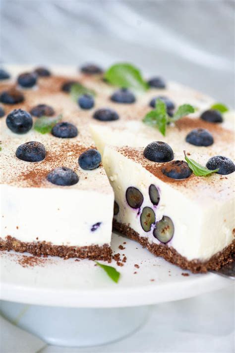 Stracciatella tortas su šilauogėmis