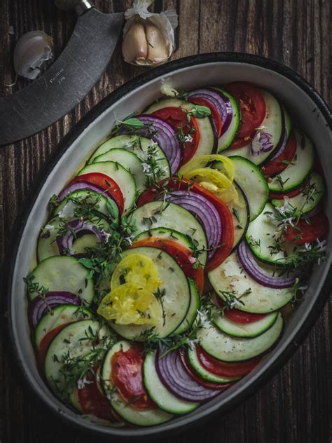 „Ratatouille“ sluoksniuotos daržovės kepimo formoje
