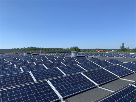 Saulės elektrinė ant gamyklos stogo