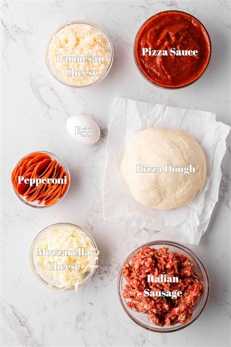 Picos su pomidorų padažu ir kitais ingredientais iliustracija