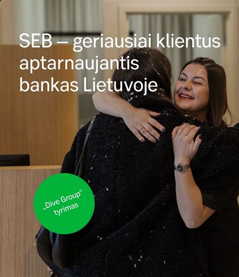 Besišypsantis padavėjas, aptarnaujantis klientus picerijoje