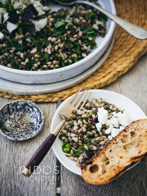 Perlinių kruopų ir keptų daržovių salotos su feta