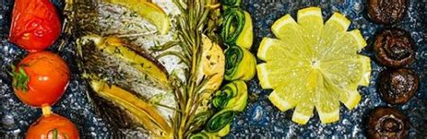 Ingredientai dorados kepimui: citrinos, žolelės, prieskoniai