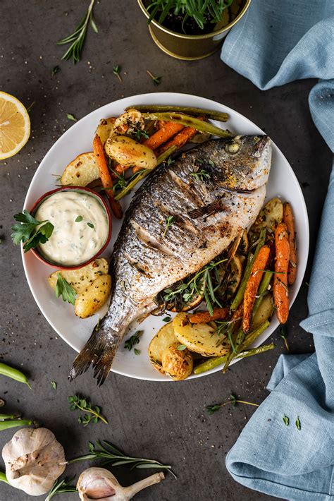 Orkaitėje kepta dorada su daržovėmis ir tartaro padažu
