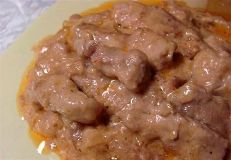 Kiaulienos Stroganovas su bulvių koše