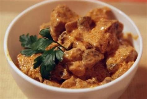 Veršienos Stroganovas su grybais