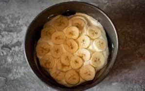 Varškės pyrago be kepimo sluoksniai su bananais ir šokoladu