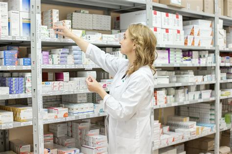 Vaistų lentynos vaistinėje