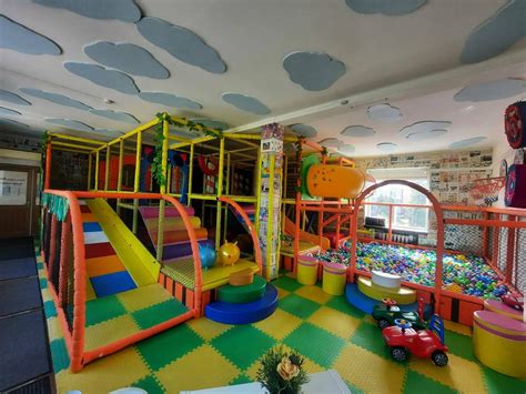 Interjeras su vaikų žaidimų erdve restorane
