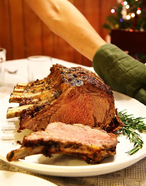 iškeptas jautienos Prime rib kepsnys ant stalo