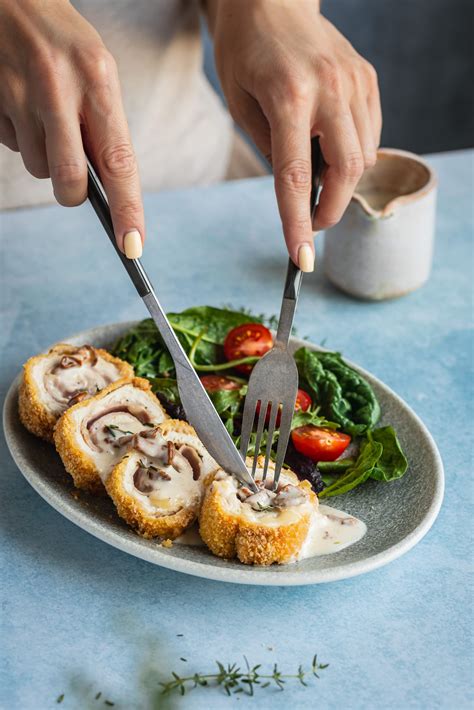 Iškepę Cordon Bleu kepsneliai su garnyru ir padažu