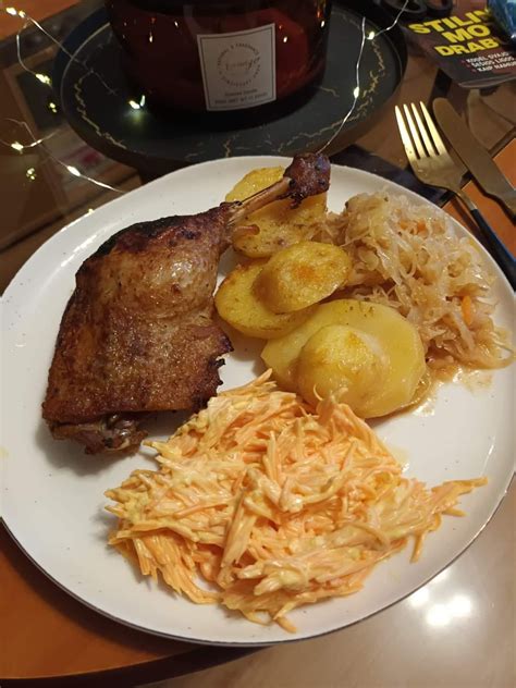 Keptos žąsies ar anties su kopūstais patiekimas
